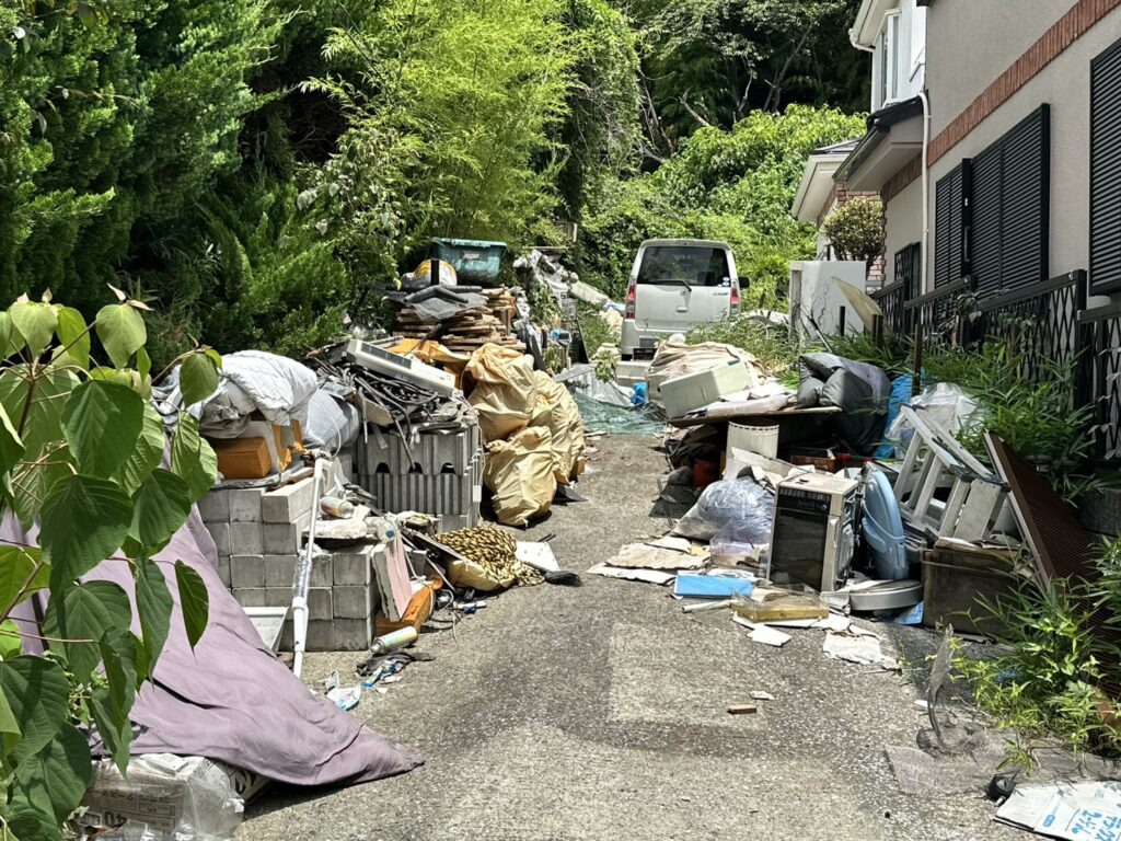 ゴミの放置問題は外国人所有者に依る開発放棄地。資源循環局と協議中。